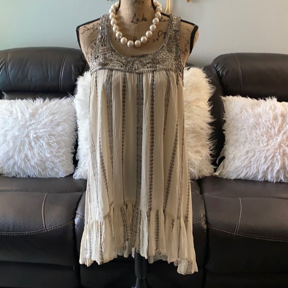 En Creme Dresses & Skirts - En Creme dress with sequins